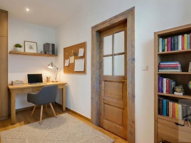 Exkluzívny 3-izbový byt s balkónom do súkromného vnútrobloku – Staré Mesto