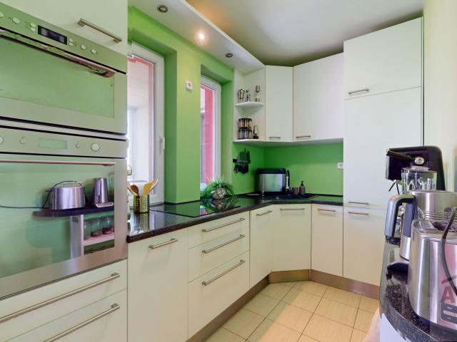 RAJKA -  Príjemný 2 izbový byt so šatníkom, 3x terasa, parkovacie miesto