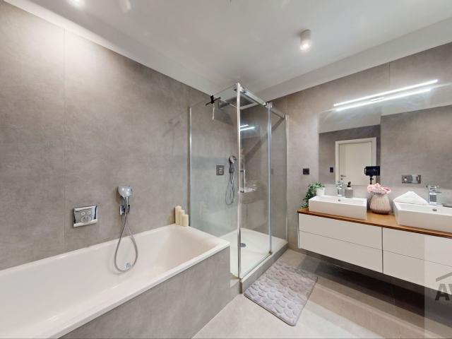 Prémiový byt na Kolibe: 247 m² celkovej plochy s terasou a jacuzzi v uzavretom rezidenčnom areáli