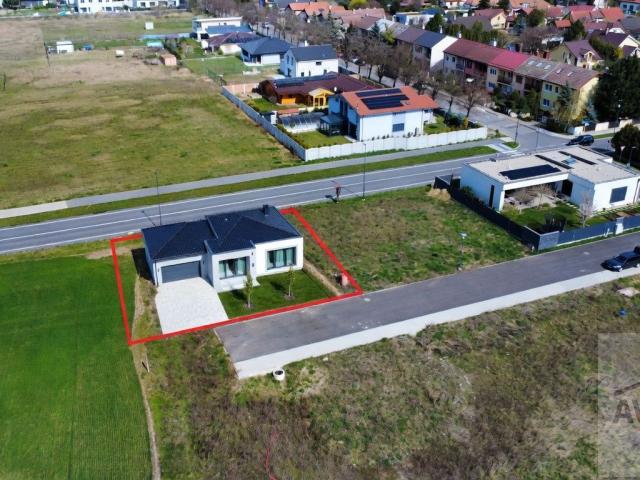 NOVINKA – Stavebný pozemok s výborným prístupom v Čunove – Zichyho tabla