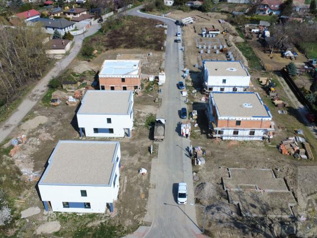 NOVINKA  - Priestranný 4 izbový rodinný dom, terasa, parkovanie, oplotenie v novej lokalite obce Zálesie