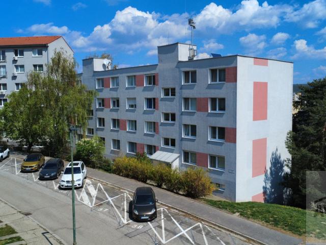 NOVINKA | Dizajnový trojizbový byt v pokojnom prostredí - kompletná rekonštrukcia, loggia, pivnica, kočíkáreň