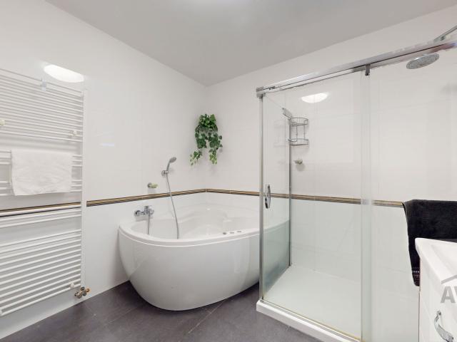 RAJKA! - 2,5 izbový byt so šatníkom, parkovacím miestom a 3x balkón