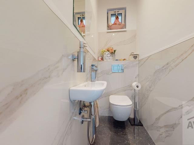 Slnečný veľkometrážny byt na Kolibe - uzavretý areál, tri terasy, zariadenie na mieru