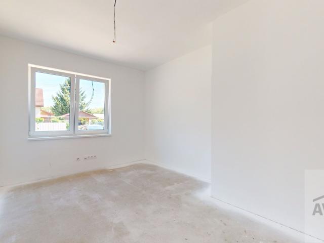 4 izbové rodinné domy s výbornou dispozíciou, štandardom, oplotením a záhradou na kľúč