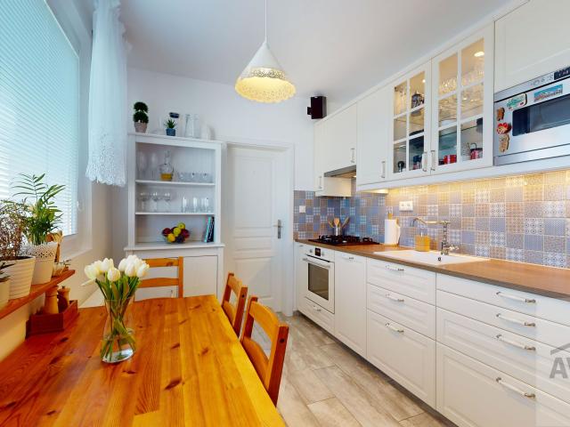 POCTIVÁ KOMPLETNÁ REKONŠTRUKCIA | TROJIZBOVÝ BYT S LOGGIOU A PIVNICOU VO VÝBORNEJ LOKALITE