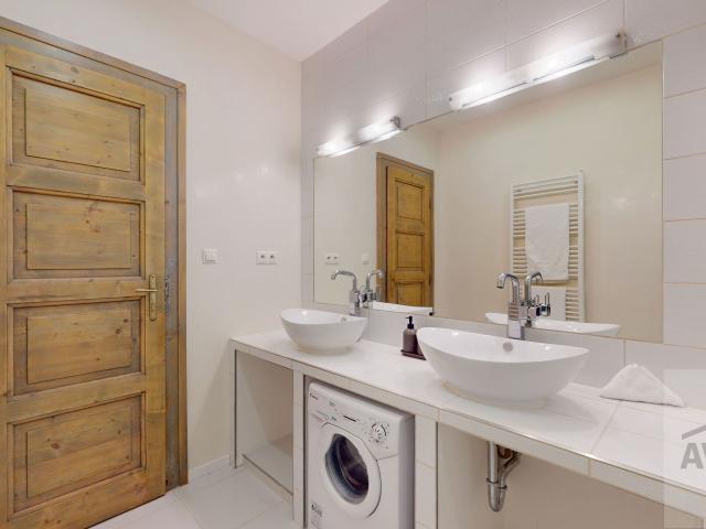 NOVINKA - Priestranný 3-izbový byt na Dobrovského ulici - krásny veľký vnútroblok, balkón a veľká pivnica