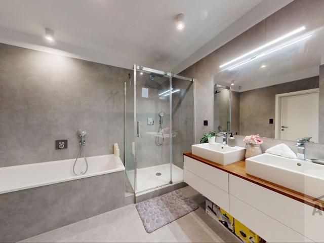 Prémiový byt na Kolibe: 247 m² celkovej plochy s terasou a jacuzzi v uzavretom rezidenčnom areáli