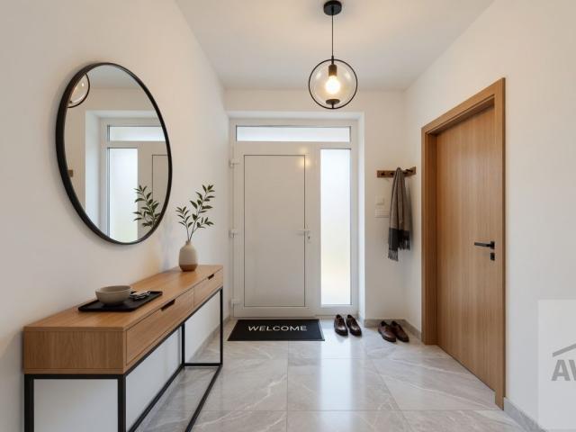 SKOLAUDOVANÝ -  5 izbový rodinný dom s dvomi kúpeľňami, krbom, rekuperáciou, nízke náklady