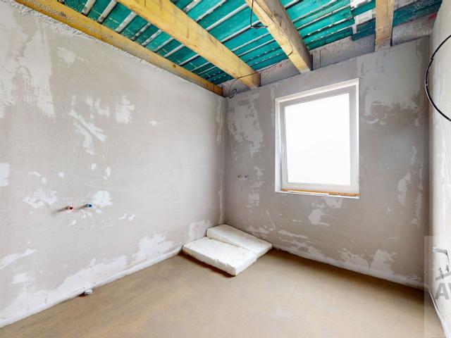 NOVINKA  - Priestranný 4 izbový rodinný dom, terasa, parkovanie, oplotenie v novej lokalite obce Zálesie