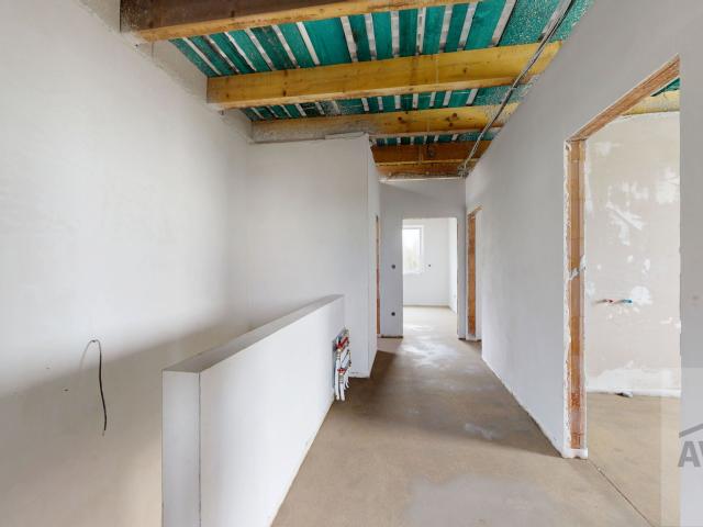 NOVINKA  - Priestranný 4 izbový rodinný dom, terasa, parkovanie, oplotenie v novej lokalite obce Zálesie