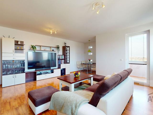 Priestranný 2,5 izbový byt so šatníkom, 3x terasa, parkovacie miesto, Rajka