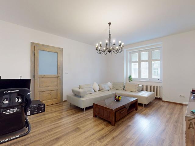 NOVINKA - Priestranný 3-izbový byt na Dobrovského ulici - krásny veľký vnútroblok, balkón a veľká pivnica