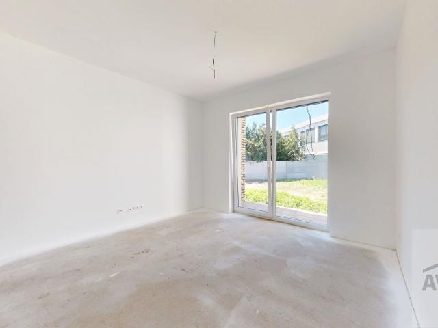 4 izbové rodinné domy s výbornou dispozíciou, štandardom, oplotením a záhradou na kľúč