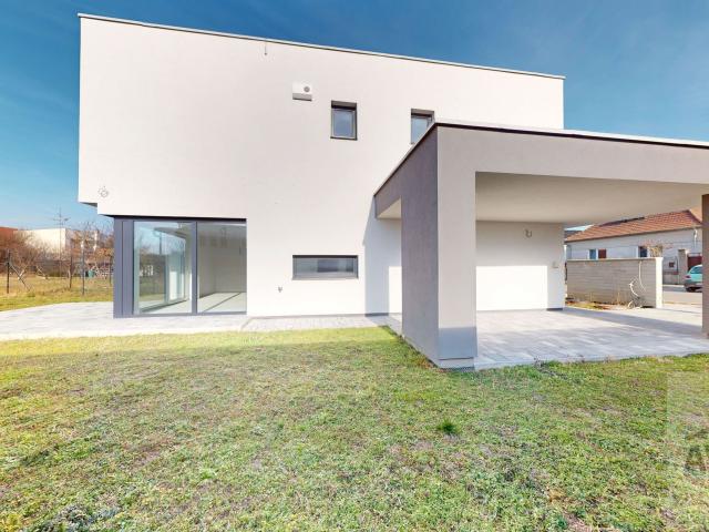 SKOLAUDOVANÝ -  5 izbový rodinný dom s dvomi kúpeľňami, krbom, rekuperáciou, nízke náklady