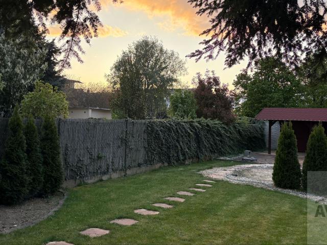 NOVÁ PONUKA | Unikátny 3-izbový byt s vlastnou záhradou v srdci Galanty