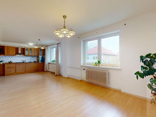 Priestranný 5,5-izbový rodinný dom s garážou, záhradou a vínnou pivnicou na Zdravotníckej ulici v Rusovciach