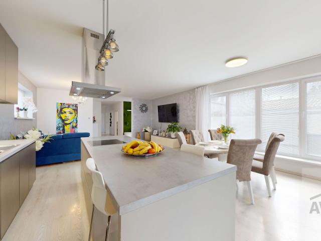 IHNEĎ VOĽNÝ - slnečný 4 izbový rodinný dom so zimnou záhradou