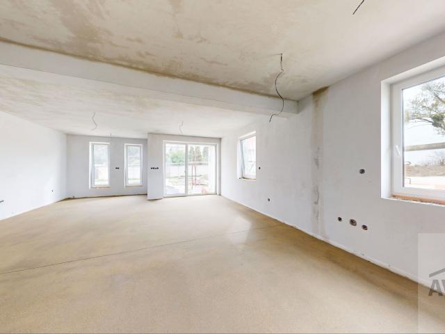 NOVINKA  - Priestranný 4 izbový rodinný dom, terasa, parkovanie, oplotenie v novej lokalite obce Zálesie