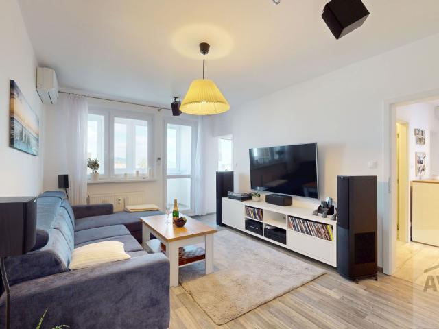 Hrejivý a poctivo kompletne zrekonštruovaný byt vo výbornej lokalite - loggia, pivnica, kočíkáreň