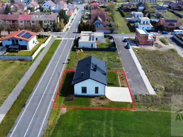 NOVINKA – Stavebný pozemok s výborným prístupom v Čunove – Zichyho tabla