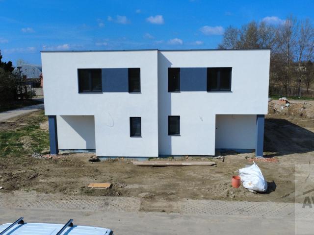 NOVINKA  - Priestranný 4 izbový rodinný dom, terasa, parkovanie, oplotenie v novej lokalite obce Zálesie