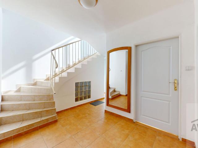 Slnečný 6 izbový rodinný dom s garážou a 2x kúpeľňou v tichej lokalite Rusoviec