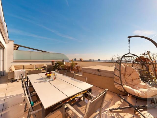 Slnečný veľkometrážny byt na Kolibe - uzavretý areál, tri terasy, zariadenie na mieru