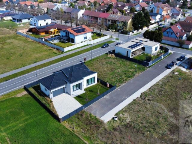 Stavebný pozemok s ÚPI - 522 m² s podielom na asfaltovej ceste, Čunovo