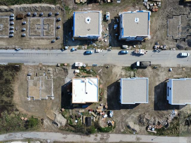 NOVINKA  - Priestranný 4 izbový rodinný dom, terasa, parkovanie, oplotenie v novej lokalite obce Zálesie