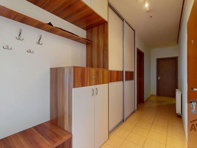 Priestranný 2,5 izbový byt so šatníkom, 3x terasa, parkovacie miesto, Rajka