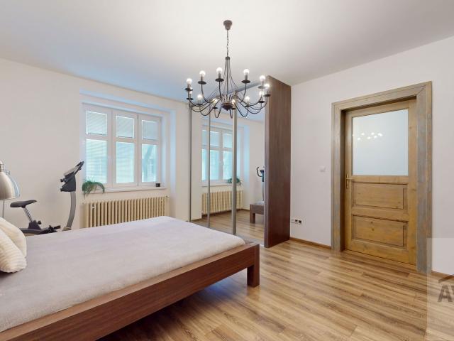 Exkluzívny 3-izbový byt s balkónom do súkromného vnútrobloku – Staré Mesto