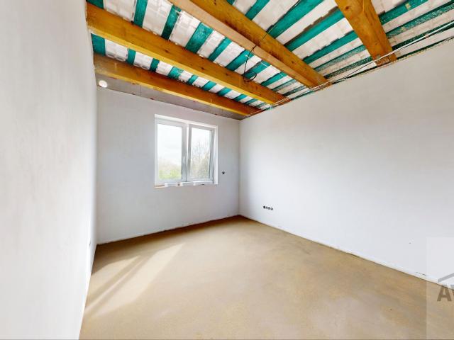 NOVINKA  - Priestranný 4 izbový rodinný dom, terasa, parkovanie, oplotenie v novej lokalite obce Zálesie