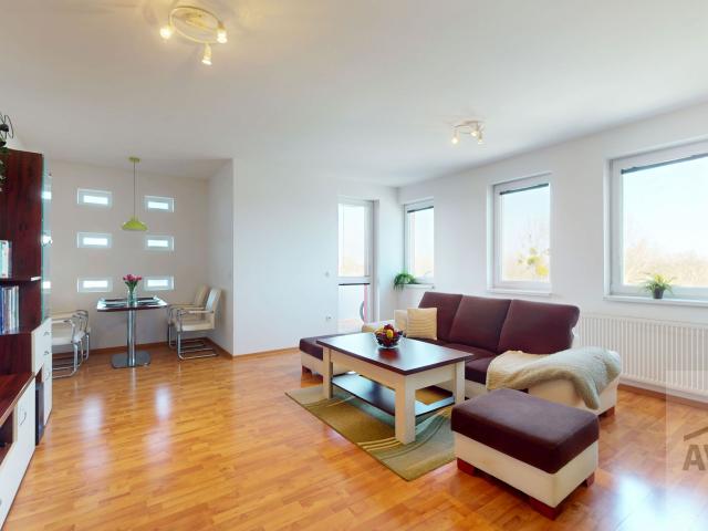 RAJKA! - 2,5 izbový byt so šatníkom, parkovacím miestom a 3x balkón