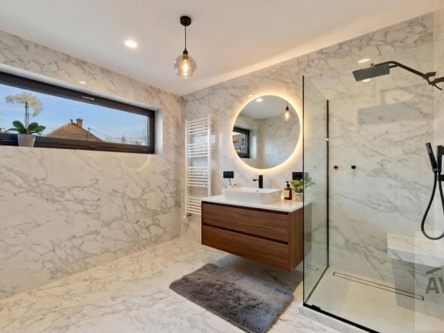 SKOLAUDOVANÝ -  5 izbový rodinný dom s dvomi kúpeľňami, krbom, rekuperáciou, nízke náklady