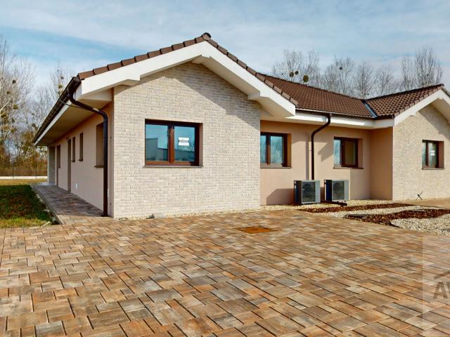 REZERVOVANÉ - 4 izbový rodinný dom v tichej lokalite, vyhrievaná terasa, povala, parkovanie, dokončenie na kľúč