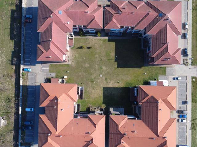 RAJKA -  Príjemný 2 izbový byt so šatníkom, 3x terasa, parkovacie miesto