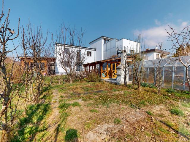 Slnečný 6 izbový rodinný dom s garážou a 2x kúpeľňou v tichej lokalite Rusoviec