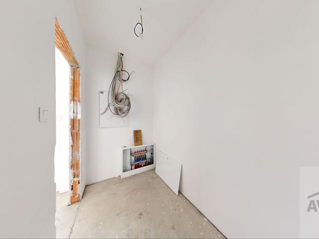 SKOLAUDOVANÝ -  5 izbový rodinný dom s dvomi kúpeľňami, krbom, rekuperáciou, nízke náklady