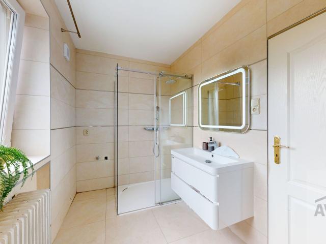 Priestranný 5,5-izbový rodinný dom s garážou, záhradou a vínnou pivnicou na Zdravotníckej ulici v Rusovciach