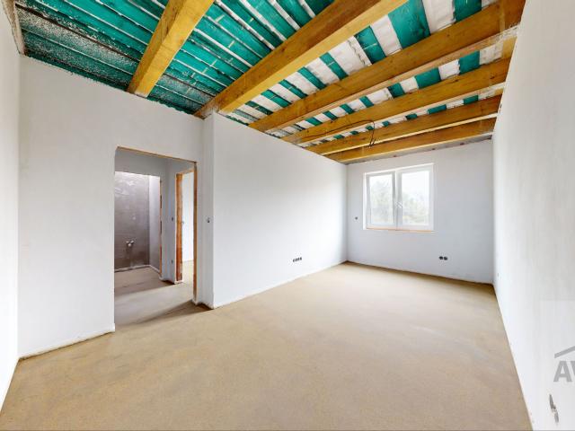 NOVINKA  - Priestranný 4 izbový rodinný dom, terasa, parkovanie, oplotenie v novej lokalite obce Zálesie