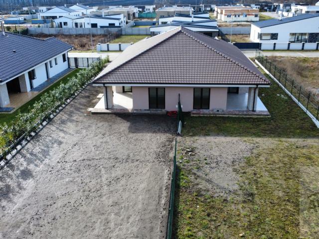 REZERVOVANÉ - 4 izbový rodinný dom v tichej lokalite, vyhrievaná terasa, povala, parkovanie, dokončenie na kľúč