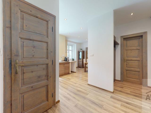 Exkluzívny 3-izbový byt s balkónom do súkromného vnútrobloku – Staré Mesto