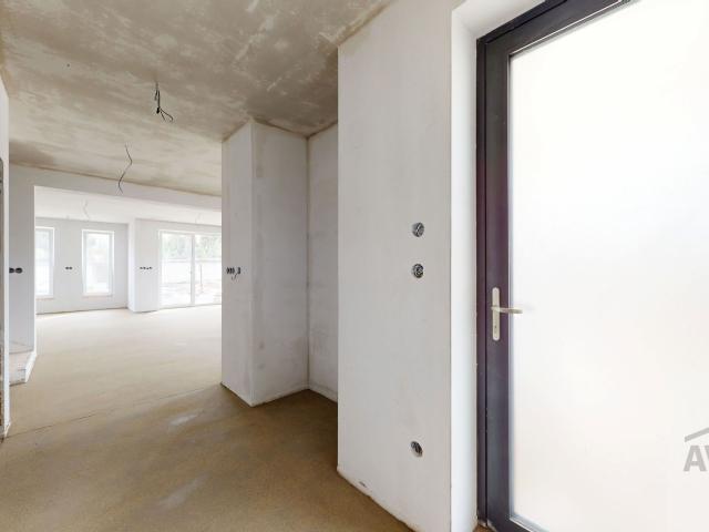 NOVINKA  - Priestranný 4 izbový rodinný dom, terasa, parkovanie, oplotenie v novej lokalite obce Zálesie