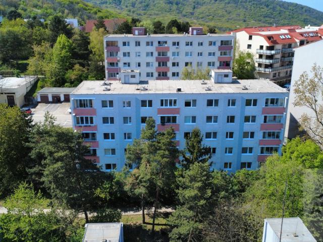  NOVÁ PONUKA – Priestranný 3-izbový byt po kompletnej rekonštrukcii v tichej časti Dúbravky