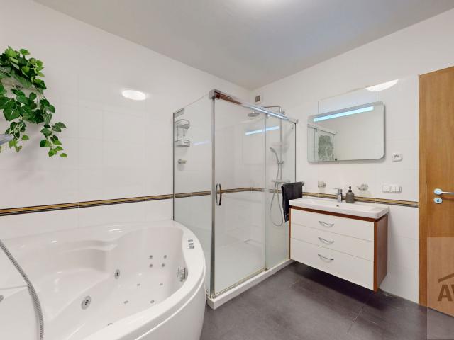 Priestranný 2,5 izbový byt so šatníkom, 3x terasa, parkovacie miesto, Rajka