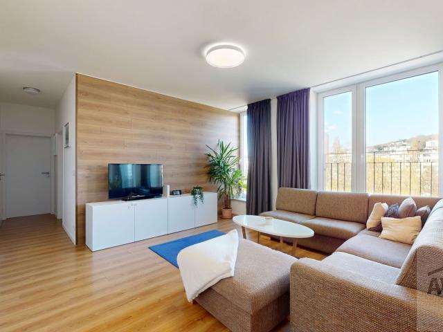 Moderný trojizbový byt s množstvom úložného priestoru - novostavba, loggia, dve pivnice