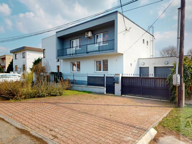 Slnečný 6 izbový rodinný dom s garážou a 2x kúpeľňou v tichej lokalite Rusoviec