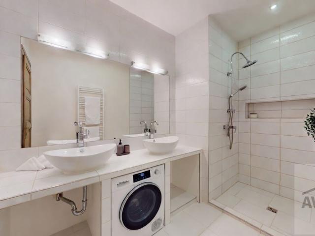 Exkluzívny 3-izbový byt s balkónom do súkromného vnútrobloku – Staré Mesto