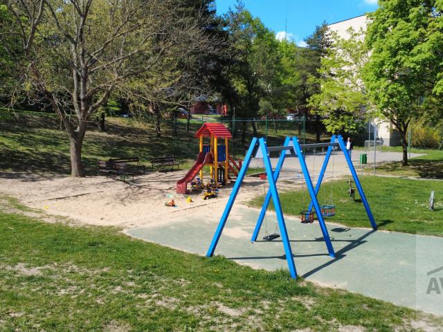  NOVÁ PONUKA – Priestranný 3-izbový byt po kompletnej rekonštrukcii v tichej časti Dúbravky